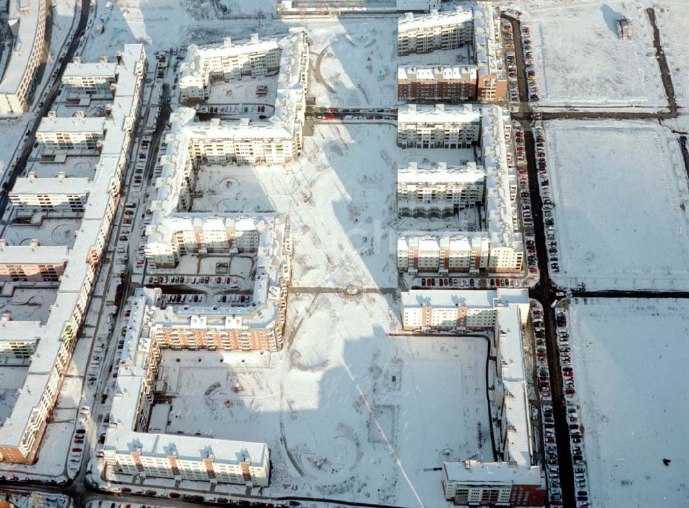 Luftbild Berlin-Hohenschönhausen - Winterlandschaft im Wohngebiet Weiße Taube an der Landsberger Allee