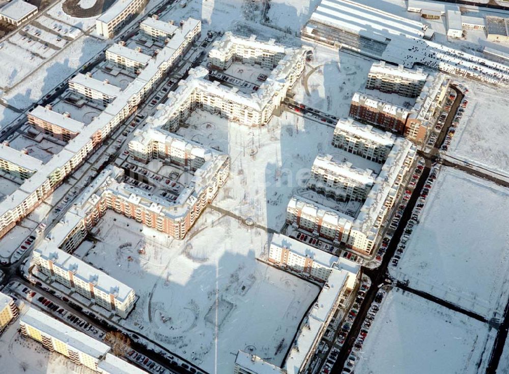 Luftaufnahme Berlin-Hohenschönhausen - Winterlandschaft im Wohngebiet Weiße Taube an der Landsberger Allee