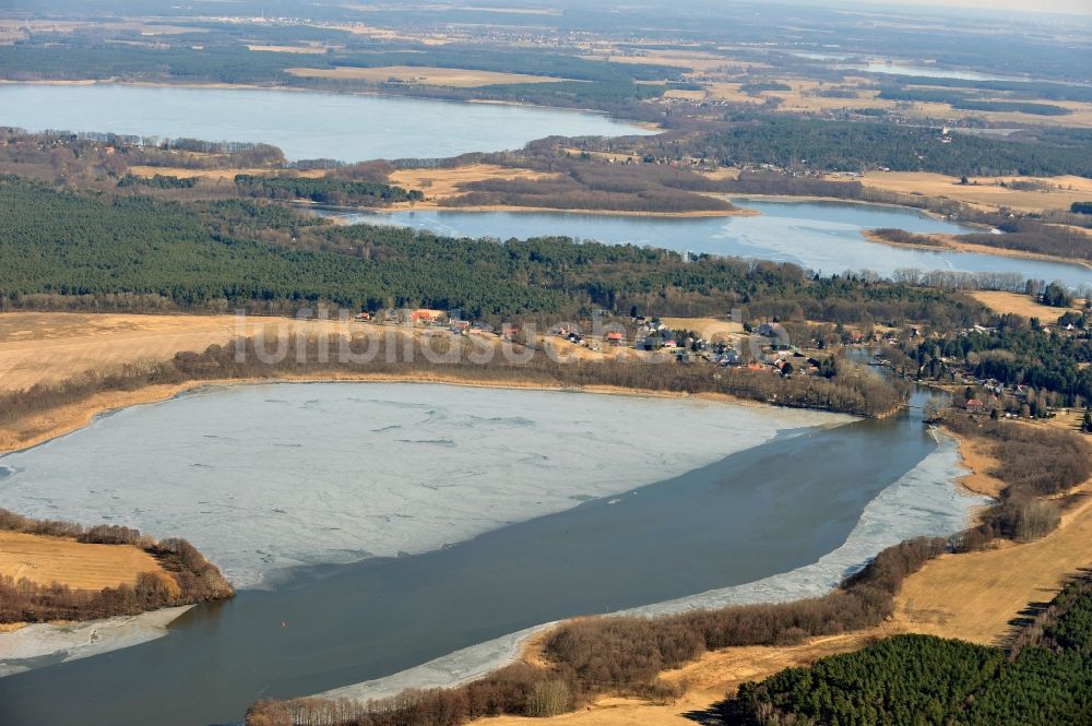 Heidesee OT Gussow aus der Vogelperspektive: Winterlich gefrorenen Dolgensee im Ortsteil Gussow im Bundesland Brandenburg