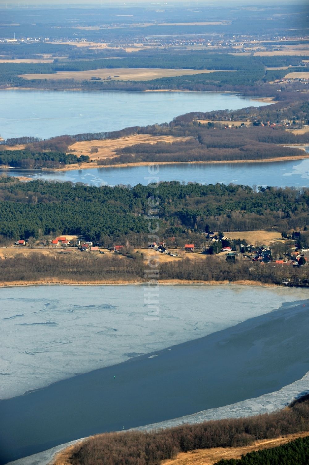 Luftaufnahme Heidesee OT Gussow - Winterlich gefrorenen Dolgensee im Ortsteil Gussow im Bundesland Brandenburg