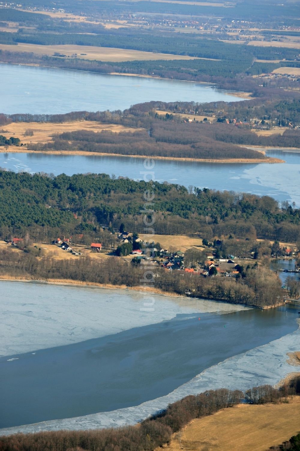 Heidesee OT Gussow von oben - Winterlich gefrorenen Dolgensee im Ortsteil Gussow im Bundesland Brandenburg