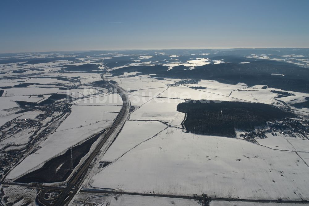 Arnstadt aus der Vogelperspektive: Winterlich Landschaft am Stadtrand von Arnstadt im Bundesland Thüringen