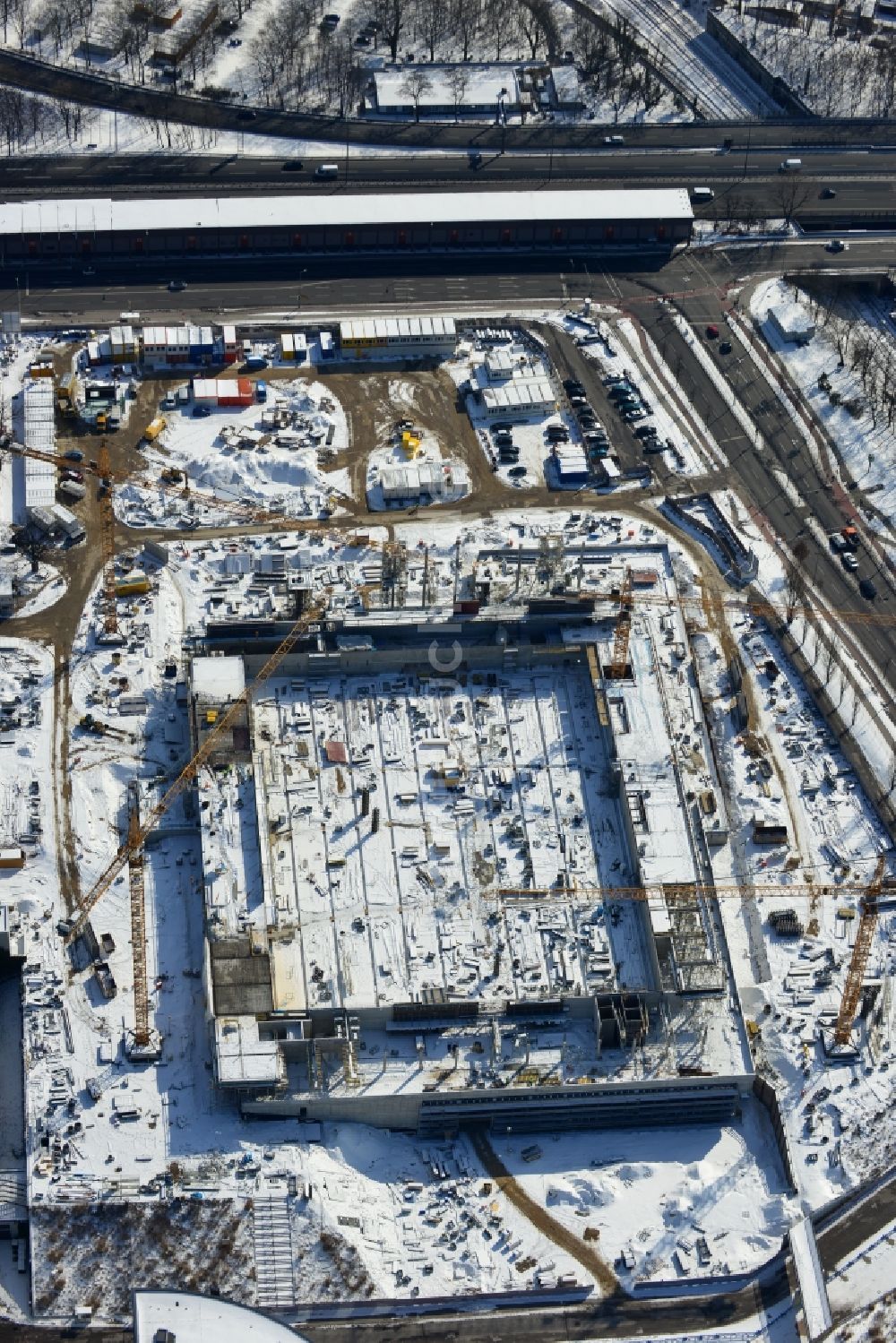 Berlin von oben - Winterlich mit Schnee bedeckte Baustelle Messe Veranstaltungsstätte City Cube am Messegelände in Berlin Charlottenburg