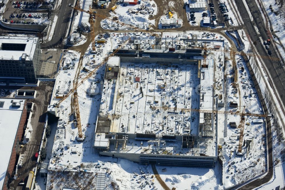 Berlin aus der Vogelperspektive: Winterlich mit Schnee bedeckte Baustelle Messe Veranstaltungsstätte City Cube am Messegelände in Berlin Charlottenburg