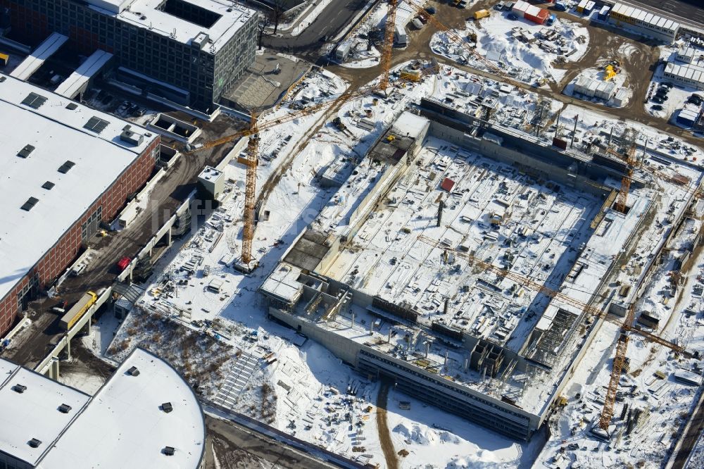 Luftbild Berlin - Winterlich mit Schnee bedeckte Baustelle Messe Veranstaltungsstätte City Cube am Messegelände in Berlin Charlottenburg