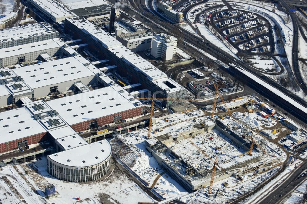 Luftaufnahme Berlin - Winterlich mit Schnee bedeckte Baustelle Messe Veranstaltungsstätte City Cube am Messegelände in Berlin Charlottenburg