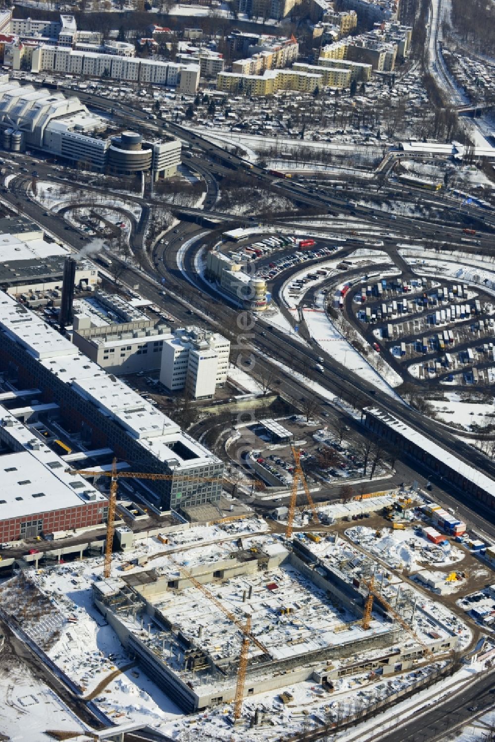 Berlin von oben - Winterlich mit Schnee bedeckte Baustelle Messe Veranstaltungsstätte City Cube am Messegelände in Berlin Charlottenburg