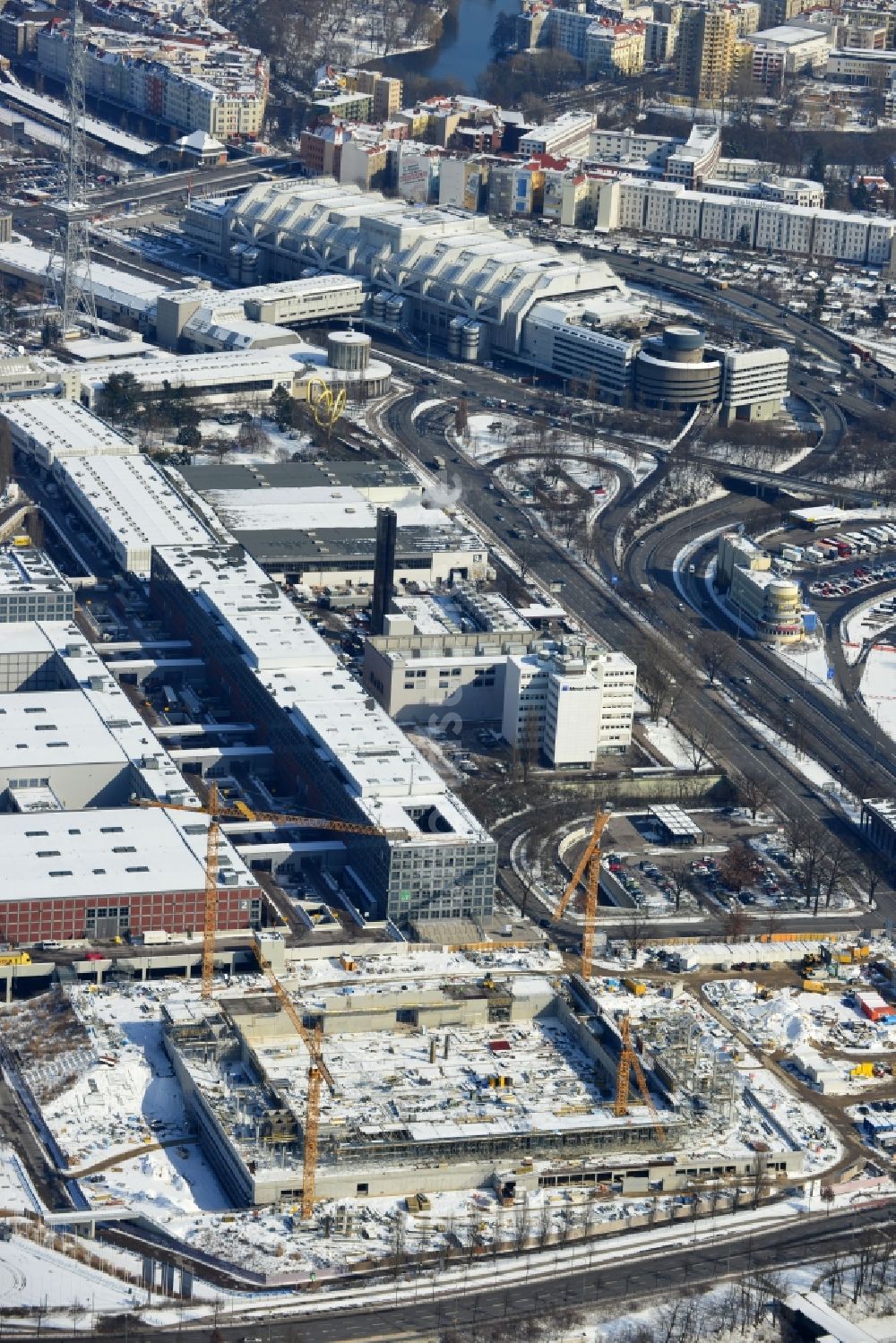 Berlin aus der Vogelperspektive: Winterlich mit Schnee bedeckte Baustelle Messe Veranstaltungsstätte City Cube am Messegelände in Berlin Charlottenburg