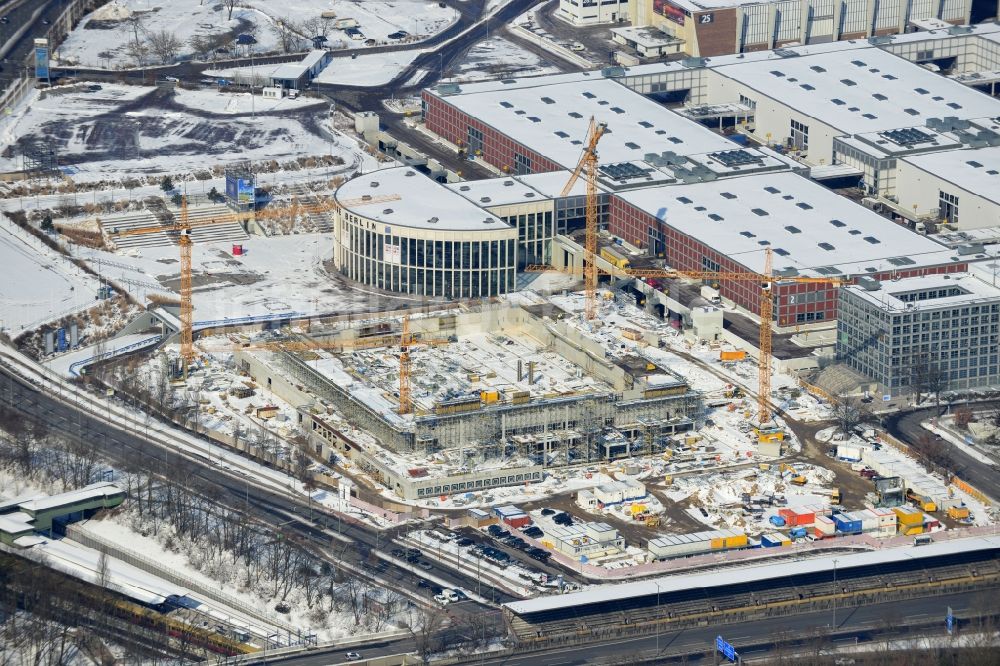 Luftbild Berlin - Winterlich mit Schnee bedeckte Baustelle Messe Veranstaltungsstätte City Cube am Messegelände in Berlin Charlottenburg