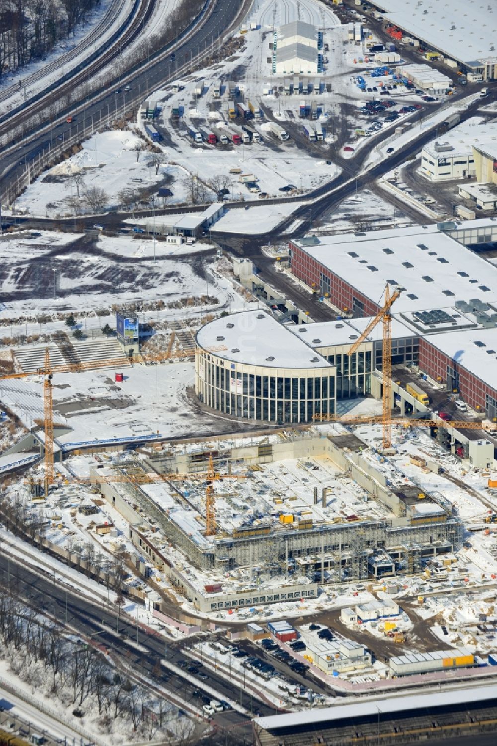 Luftaufnahme Berlin - Winterlich mit Schnee bedeckte Baustelle Messe Veranstaltungsstätte City Cube am Messegelände in Berlin Charlottenburg