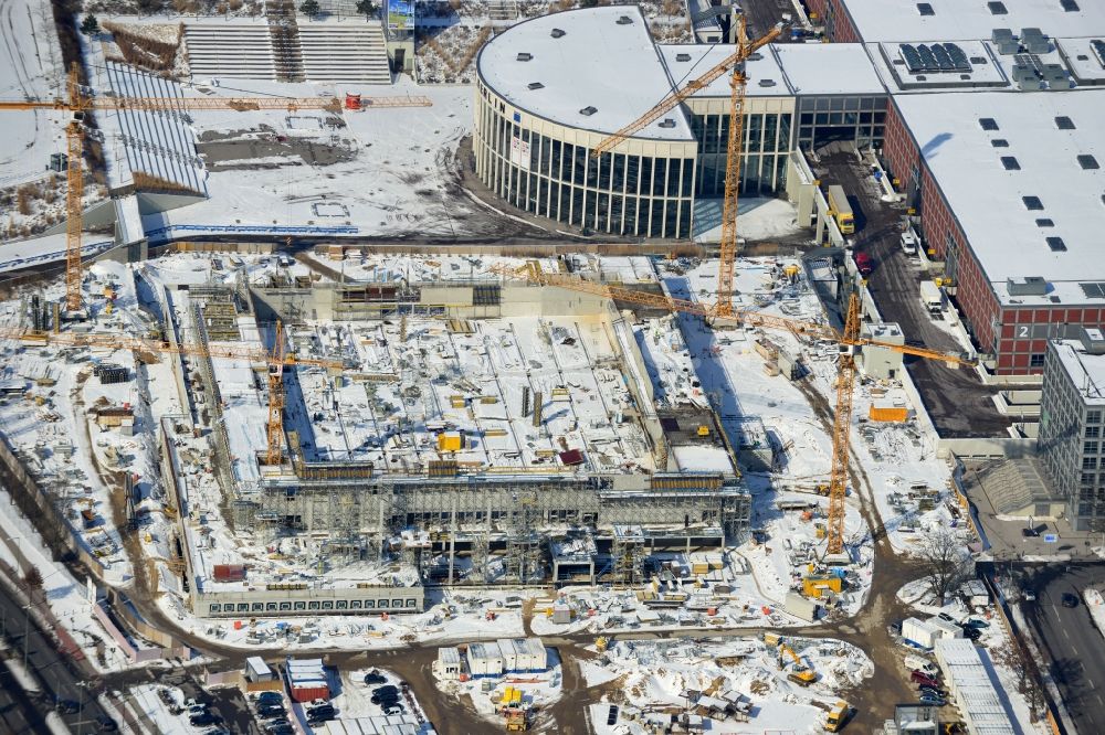 Berlin von oben - Winterlich mit Schnee bedeckte Baustelle Messe Veranstaltungsstätte City Cube am Messegelände in Berlin Charlottenburg