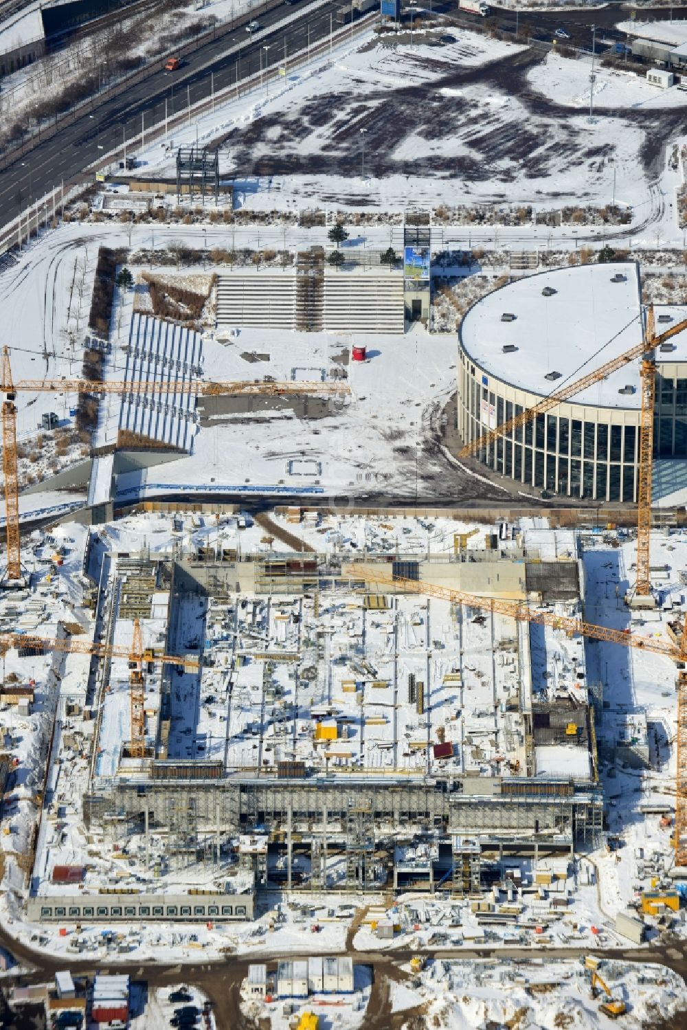 Berlin aus der Vogelperspektive: Winterlich mit Schnee bedeckte Baustelle Messe Veranstaltungsstätte City Cube am Messegelände in Berlin Charlottenburg