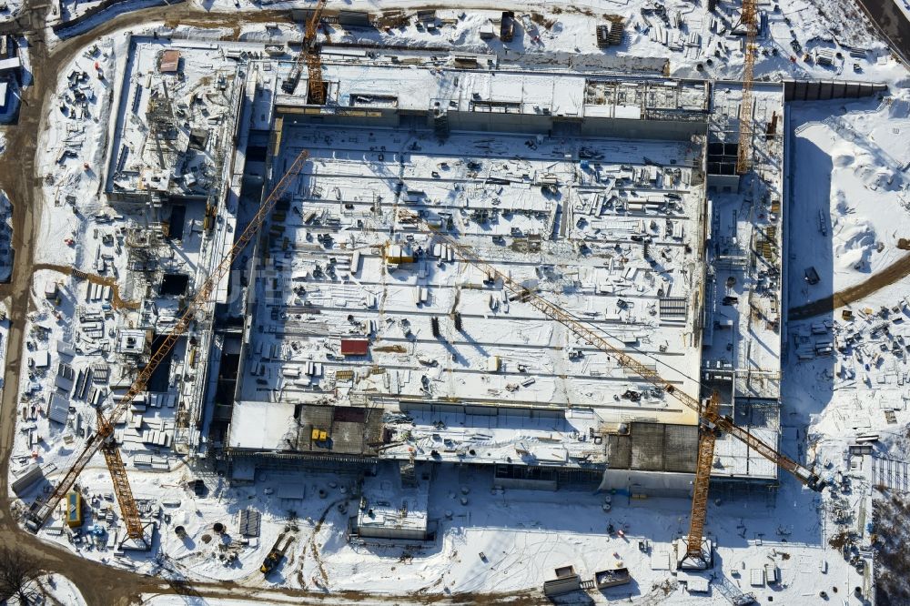 Luftbild Berlin - Winterlich mit Schnee bedeckte Baustelle Messe Veranstaltungsstätte City Cube am Messegelände in Berlin Charlottenburg