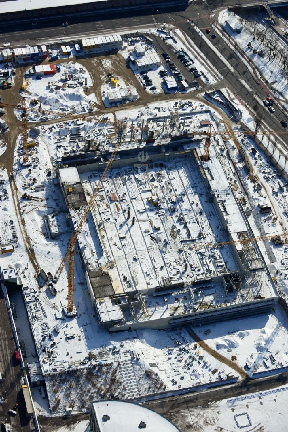 Luftaufnahme Berlin - Winterlich mit Schnee bedeckte Baustelle Messe Veranstaltungsstätte City Cube am Messegelände in Berlin Charlottenburg