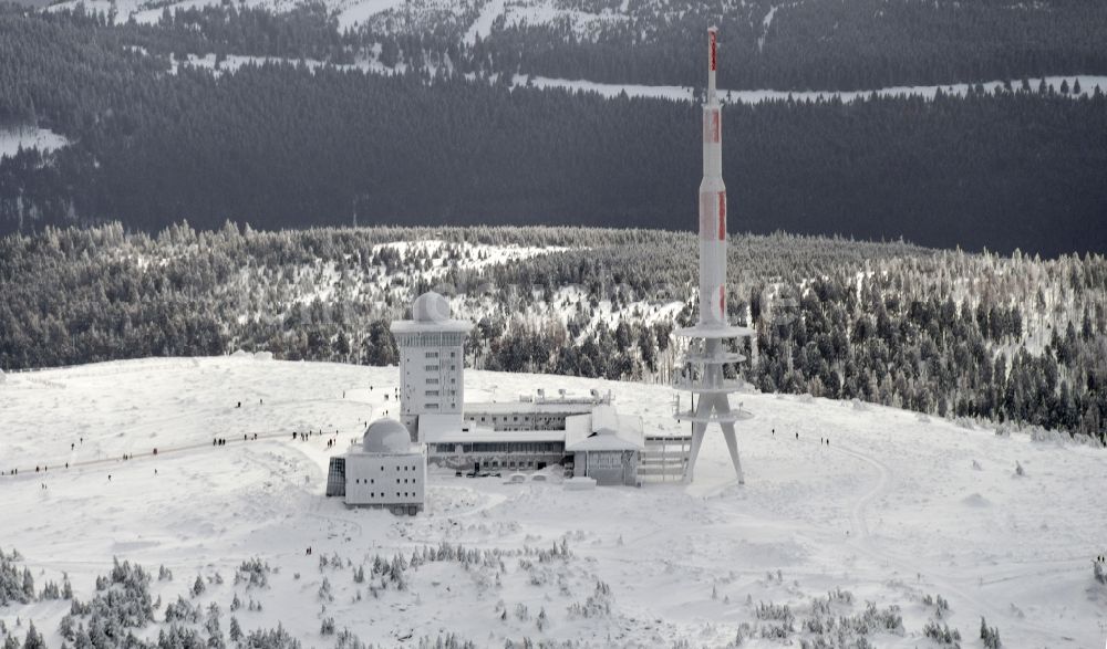 Luftaufnahme Wernigerode - Winterlich mit Schnee bedeckte Bergspitze des Brocken im Harz - Gebirge im Bundesland Sachsen-Anhalt