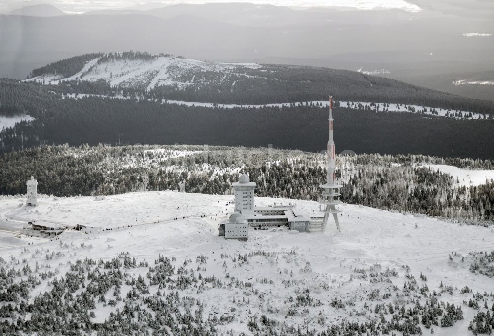 Wernigerode von oben - Winterlich mit Schnee bedeckte Bergspitze des Brocken im Harz - Gebirge im Bundesland Sachsen-Anhalt