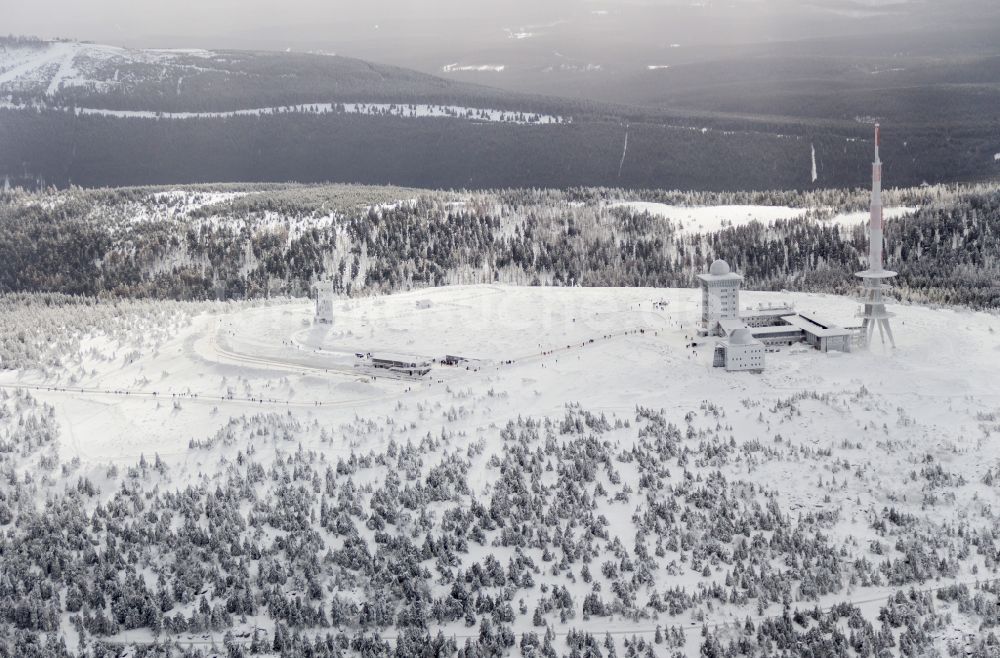 Wernigerode aus der Vogelperspektive: Winterlich mit Schnee bedeckte Bergspitze des Brocken im Harz - Gebirge im Bundesland Sachsen-Anhalt