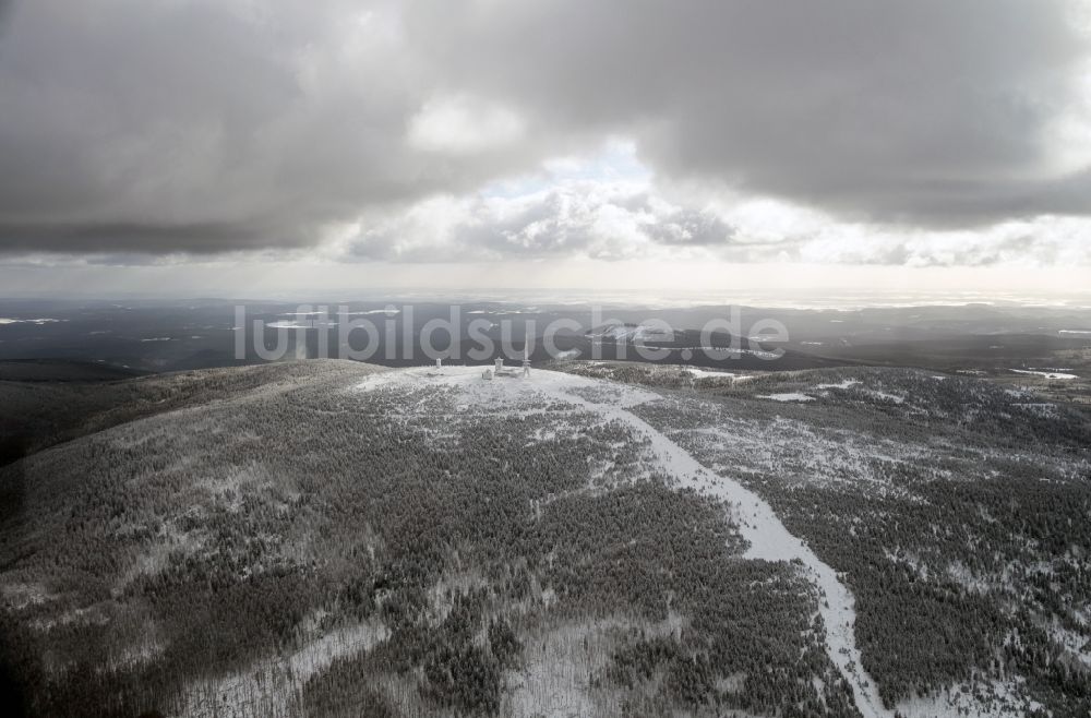 Luftbild Wernigerode - Winterlich mit Schnee bedeckte Bergspitze des Brocken im Harz - Gebirge im Bundesland Sachsen-Anhalt