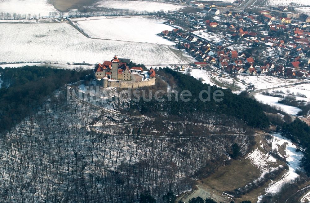 Wachsenburg aus der Vogelperspektive: Winterlich mit Schnee bedeckte Burg der Veste Wachsenburg im Bundesland Thüringen