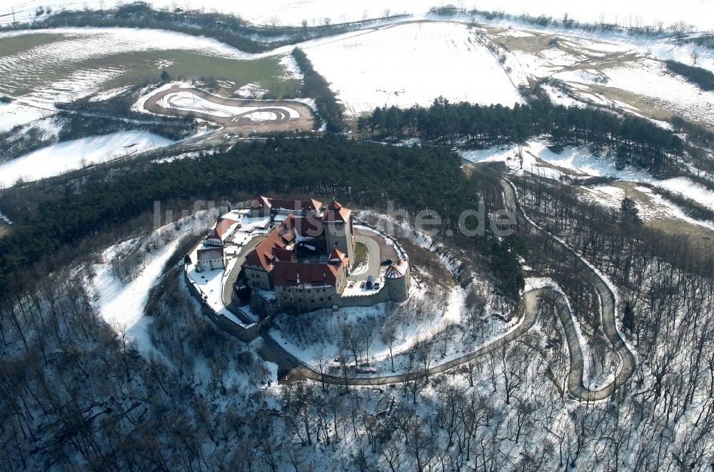 Luftaufnahme Wachsenburg - Winterlich mit Schnee bedeckte Burg der Veste Wachsenburg im Bundesland Thüringen