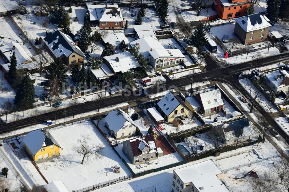 Luftbild Berlin Kaulsdorf - Winterlich mit Schnee bedeckte Einfamilienhaus- Siedlung in Berlin- Kaulsdorf