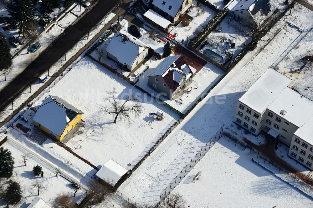 Luftaufnahme Berlin Kaulsdorf - Winterlich mit Schnee bedeckte Einfamilienhaus- Siedlung in Berlin- Kaulsdorf