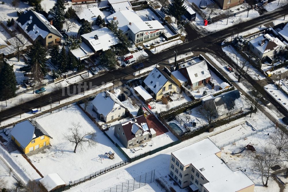 Berlin Kaulsdorf aus der Vogelperspektive: Winterlich mit Schnee bedeckte Einfamilienhaus- Siedlung in Berlin- Kaulsdorf