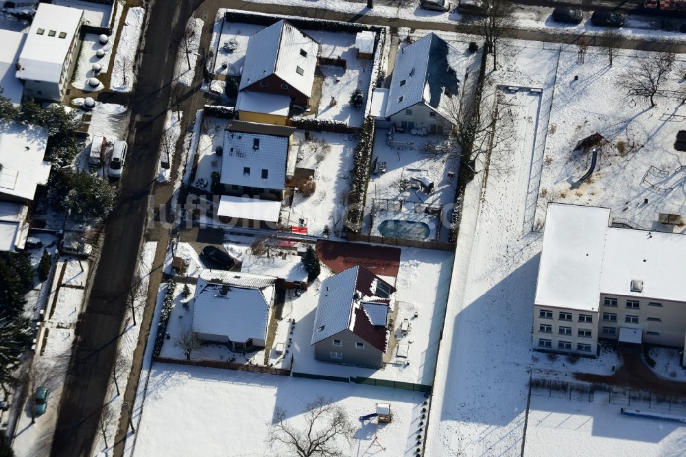 Luftbild Berlin Kaulsdorf - Winterlich mit Schnee bedeckte Einfamilienhaus- Siedlung in Berlin- Kaulsdorf