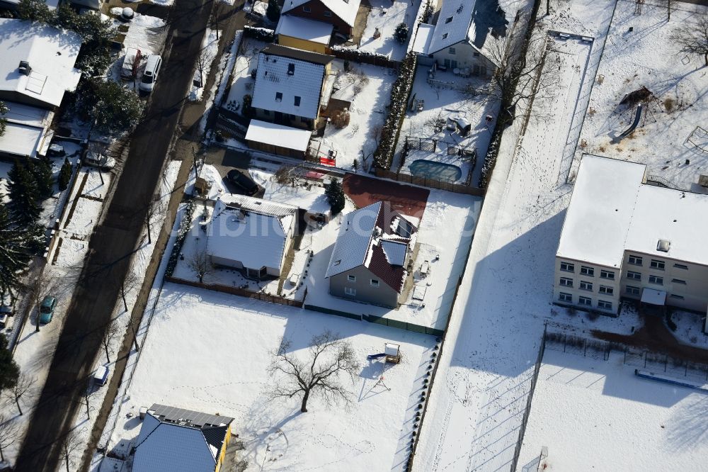 Luftaufnahme Berlin Kaulsdorf - Winterlich mit Schnee bedeckte Einfamilienhaus- Siedlung in Berlin- Kaulsdorf