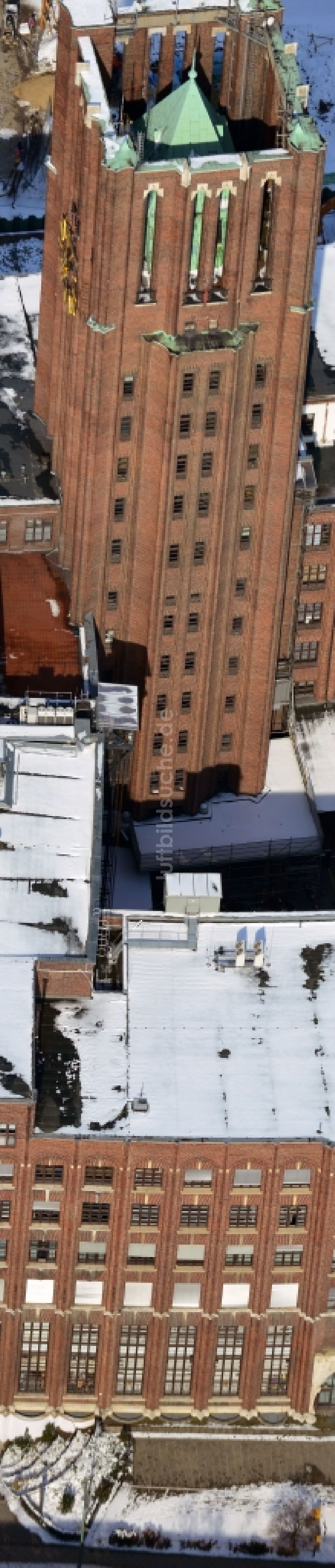 Luftaufnahme Berlin Tempelhof - Winterlich mit Schnee bedeckte Geschäftshäuser und Ullsteinhaus am Teltowkanal im Bezirk Tempelhof - Schöneberg