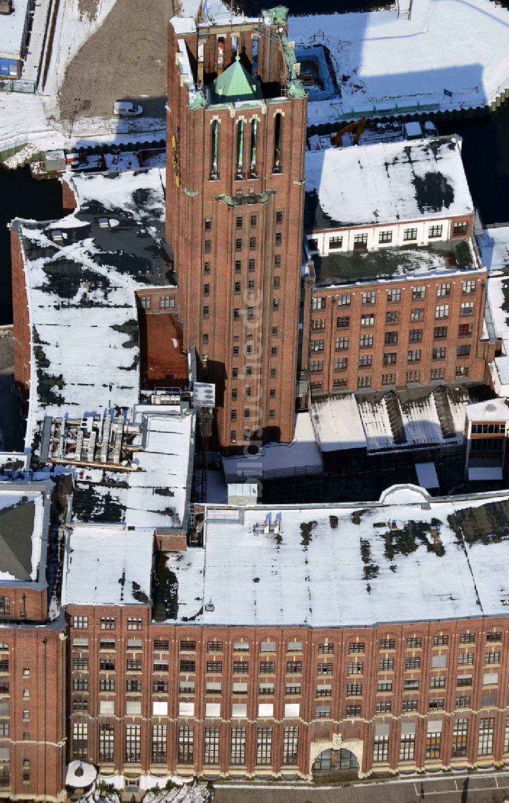 Berlin Tempelhof von oben - Winterlich mit Schnee bedeckte Geschäftshäuser und Ullsteinhaus am Teltowkanal im Bezirk Tempelhof - Schöneberg