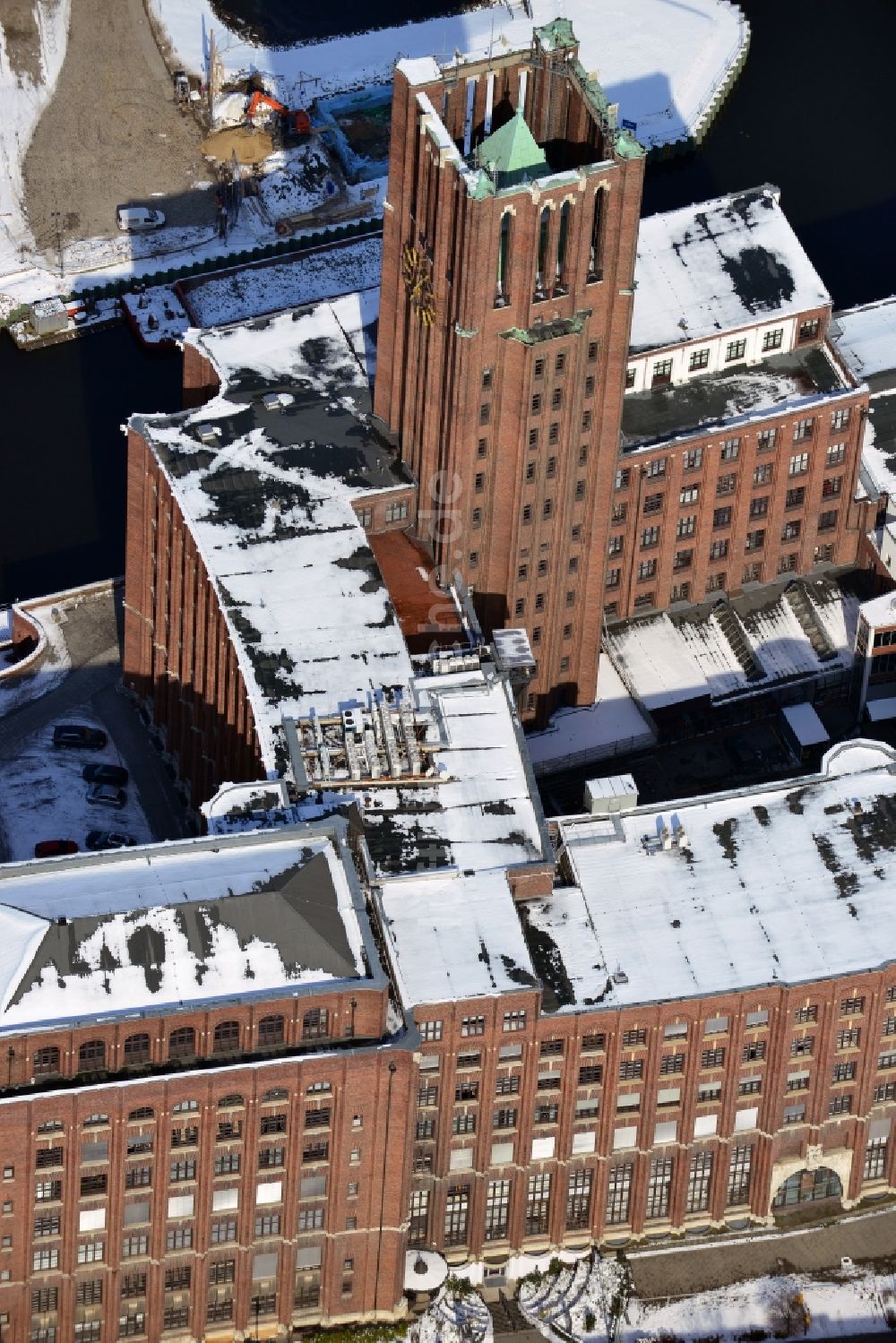 Luftbild Berlin Tempelhof - Winterlich mit Schnee bedeckte Geschäftshäuser und Ullsteinhaus am Teltowkanal im Bezirk Tempelhof - Schöneberg