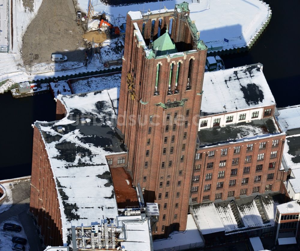 Luftaufnahme Berlin Tempelhof - Winterlich mit Schnee bedeckte Geschäftshäuser und Ullsteinhaus am Teltowkanal im Bezirk Tempelhof - Schöneberg