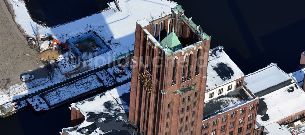 Luftbild Berlin Tempelhof - Winterlich mit Schnee bedeckte Geschäftshäuser und Ullsteinhaus am Teltowkanal im Bezirk Tempelhof - Schöneberg