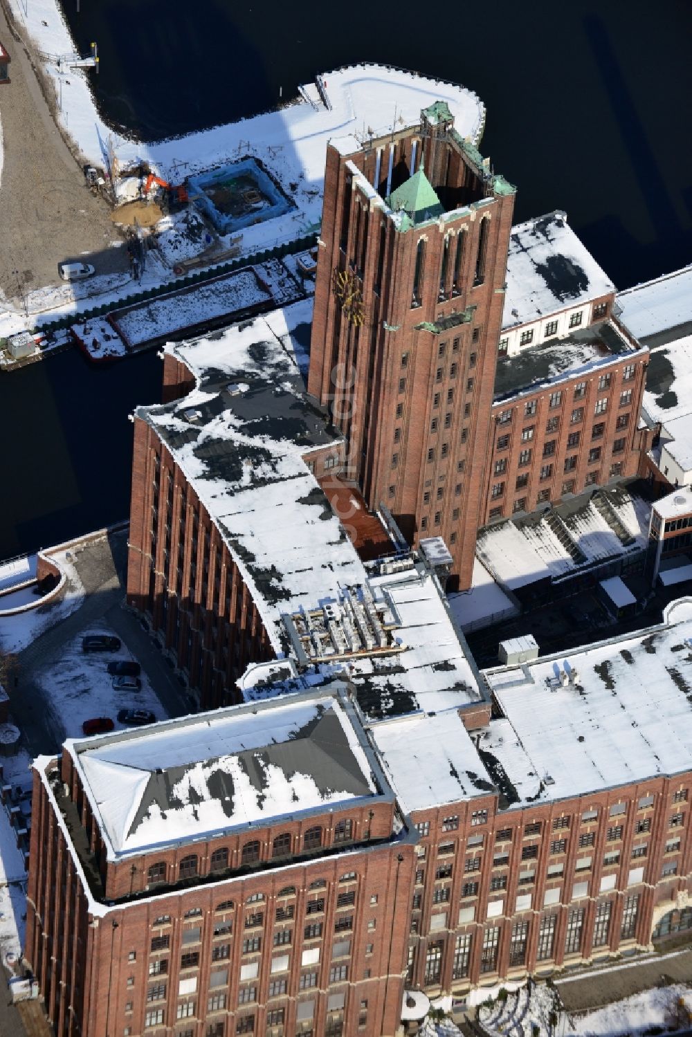 Luftaufnahme Berlin Tempelhof - Winterlich mit Schnee bedeckte Geschäftshäuser und Ullsteinhaus am Teltowkanal im Bezirk Tempelhof - Schöneberg