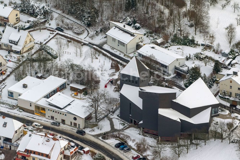 Arnsberg von oben - Winterlich mit Schnee bedeckte Heilig Kreuz Kirche auf dem Schreppenberg in Arnsberg im Bundesland Nordrhein-Westfalen