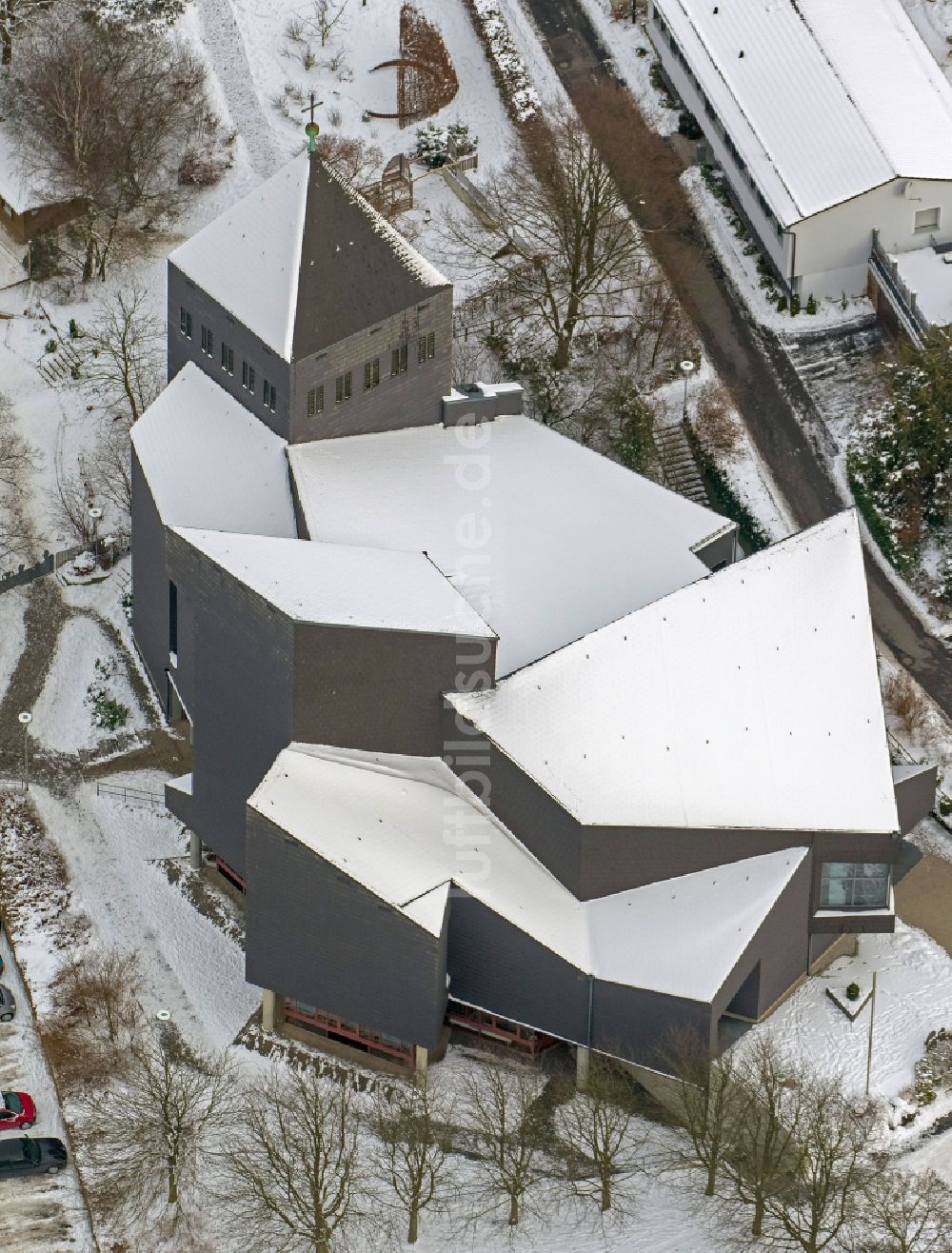 Arnsberg aus der Vogelperspektive: Winterlich mit Schnee bedeckte Heilig Kreuz Kirche auf dem Schreppenberg in Arnsberg im Bundesland Nordrhein-Westfalen