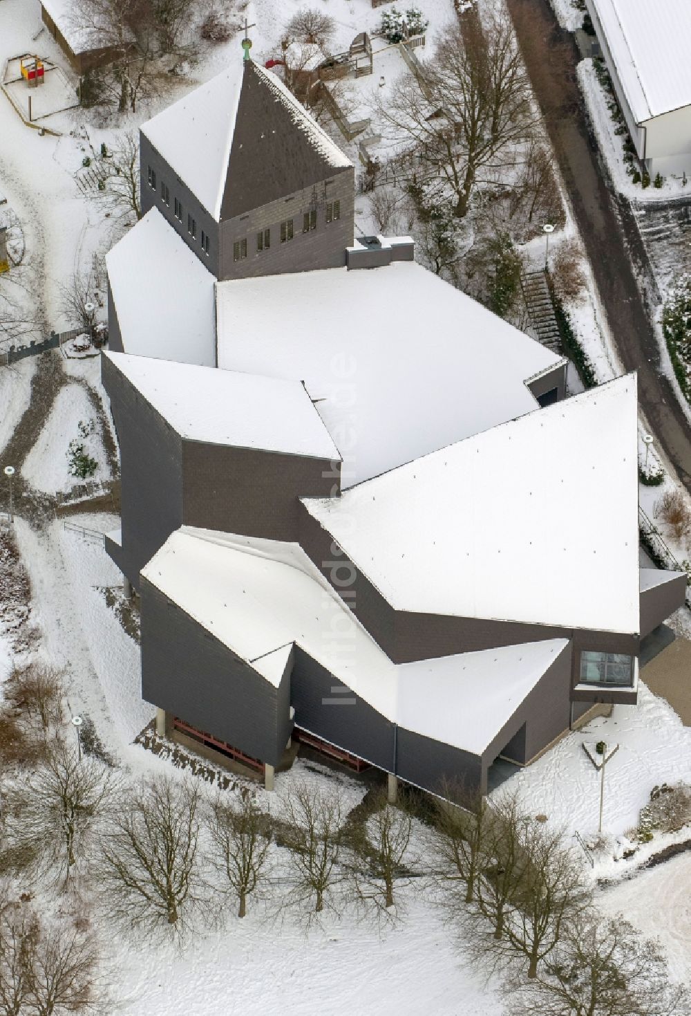 Luftbild Arnsberg - Winterlich mit Schnee bedeckte Heilig Kreuz Kirche auf dem Schreppenberg in Arnsberg im Bundesland Nordrhein-Westfalen