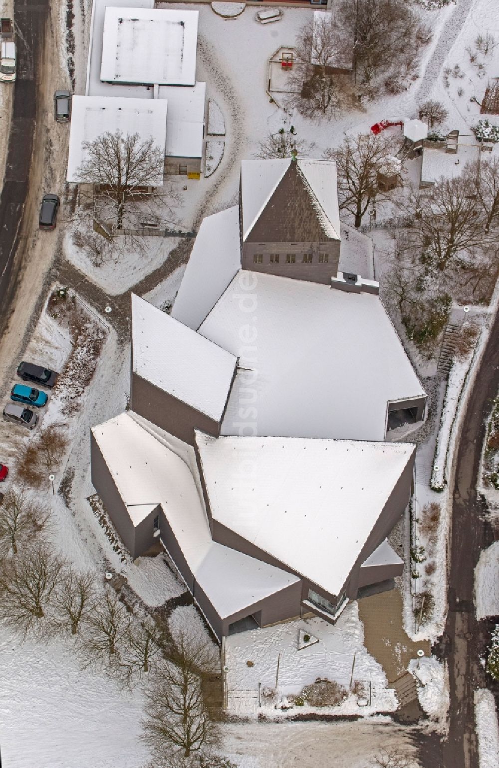 Luftaufnahme Arnsberg - Winterlich mit Schnee bedeckte Heilig Kreuz Kirche auf dem Schreppenberg in Arnsberg im Bundesland Nordrhein-Westfalen