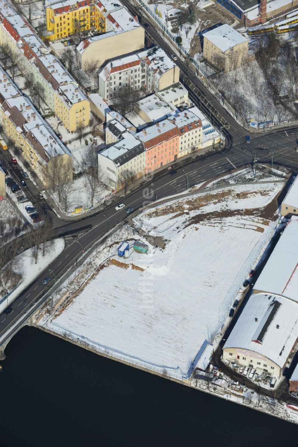 Berlin Schöneweide aus der Vogelperspektive: Winterlich mit Schnee bedeckte Industriebrache / Bauland an der vSiemensstraße - Wilhelminenhofstraße in Berlin - Schöneweide