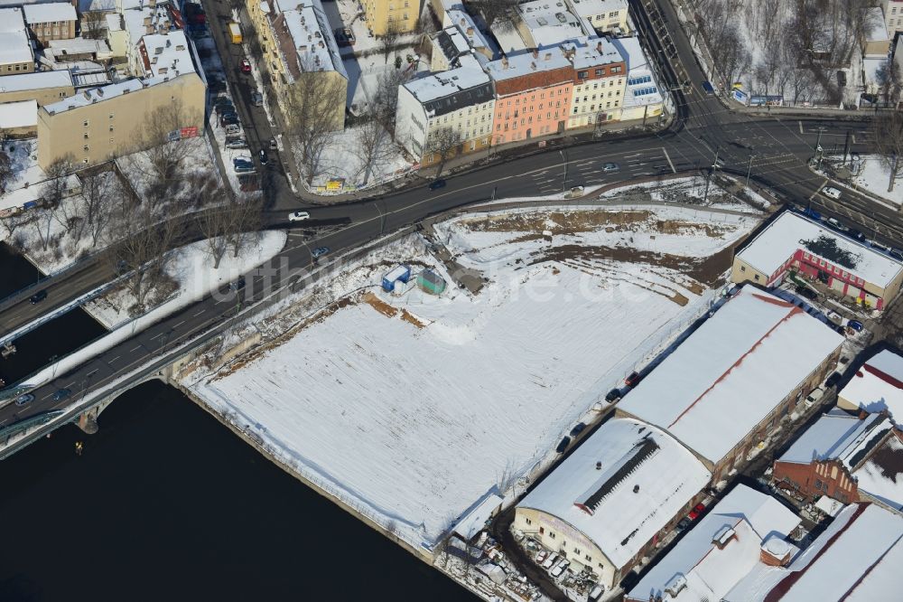 Luftbild Berlin Schöneweide - Winterlich mit Schnee bedeckte Industriebrache / Bauland an der vSiemensstraße - Wilhelminenhofstraße in Berlin - Schöneweide