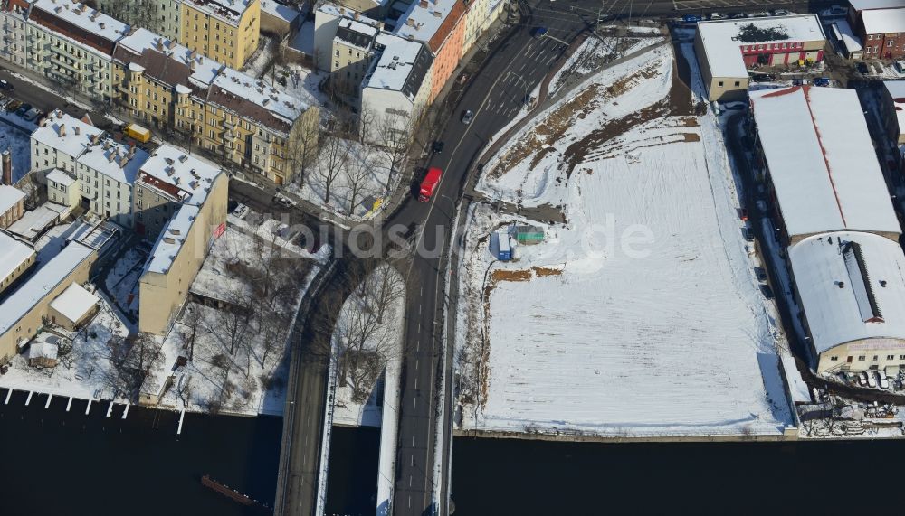 Luftaufnahme Berlin Schöneweide - Winterlich mit Schnee bedeckte Industriebrache / Bauland an der vSiemensstraße - Wilhelminenhofstraße in Berlin - Schöneweide