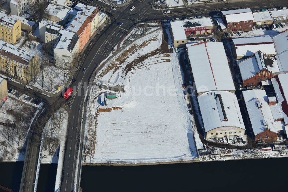 Berlin Schöneweide von oben - Winterlich mit Schnee bedeckte Industriebrache / Bauland an der vSiemensstraße - Wilhelminenhofstraße in Berlin - Schöneweide