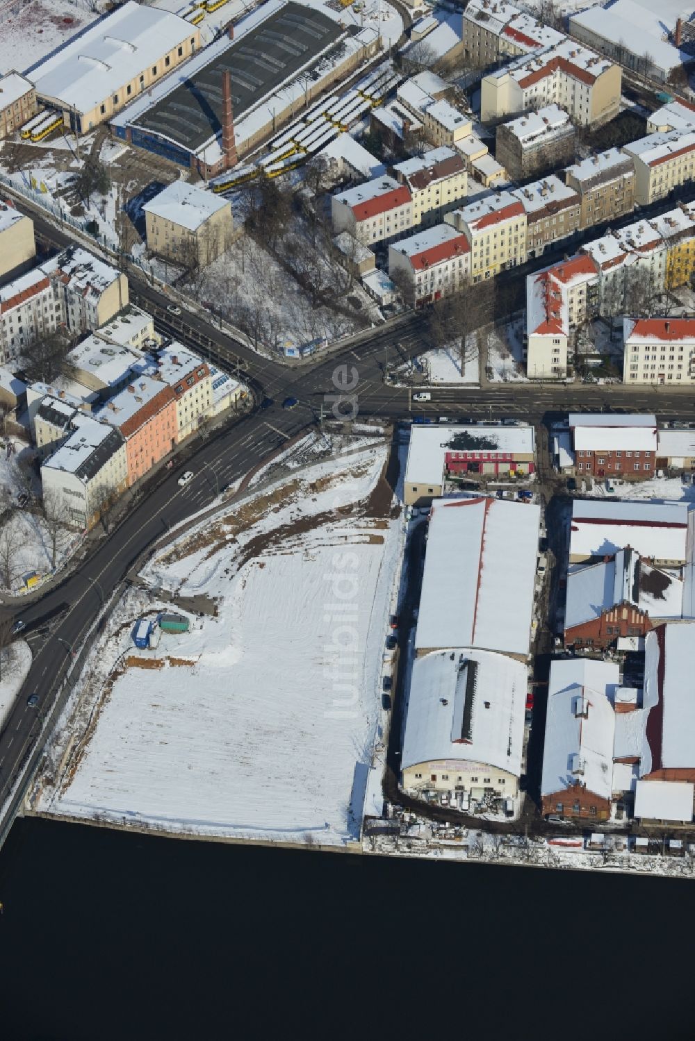 Berlin Schöneweide aus der Vogelperspektive: Winterlich mit Schnee bedeckte Industriebrache / Bauland an der vSiemensstraße - Wilhelminenhofstraße in Berlin - Schöneweide