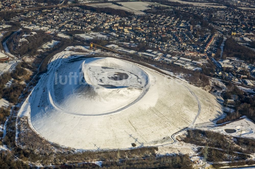 Gladbeck von oben - Winterlich mit Schnee bedeckte Kuppe der Mottbruchhalde in Gladbeck im Bundesland Nordrhein-Westfalen