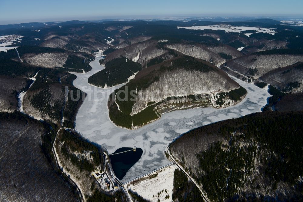 Schleusegrund aus der Vogelperspektive: Winterlich mit Schnee bedeckte Landschaft an der Talsperre am Schleusegrund im Bundesland Thüringen