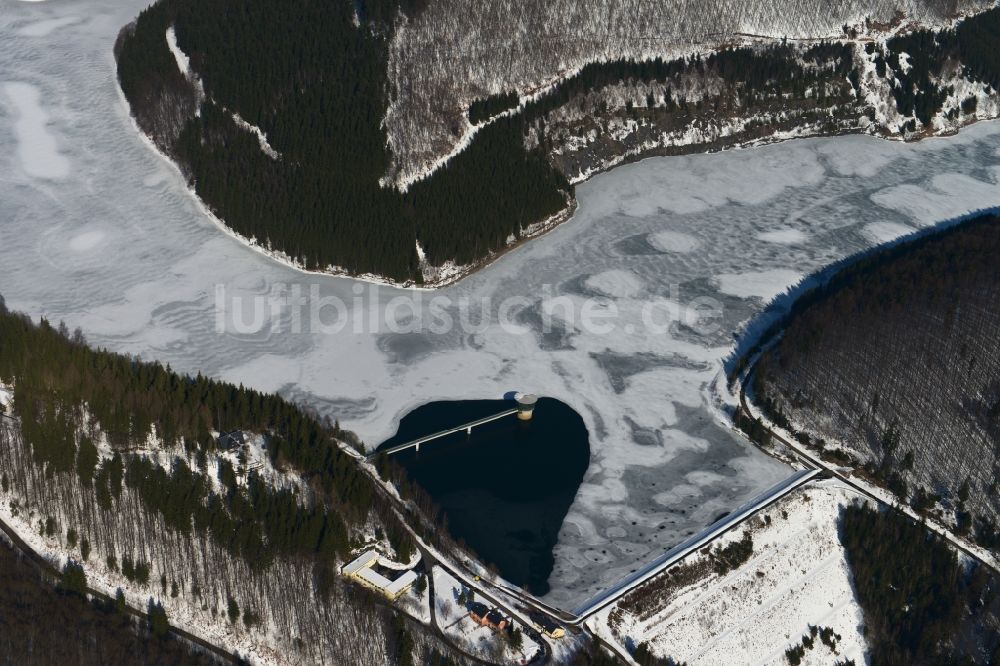 Luftbild Schleusegrund - Winterlich mit Schnee bedeckte Landschaft an der Talsperre am Schleusegrund im Bundesland Thüringen