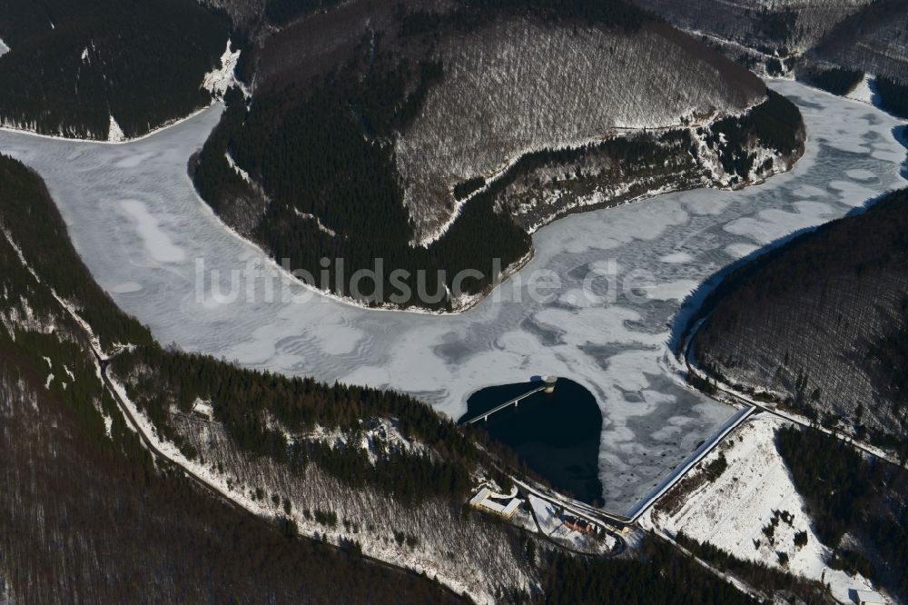 Luftaufnahme Schleusegrund - Winterlich mit Schnee bedeckte Landschaft an der Talsperre am Schleusegrund im Bundesland Thüringen