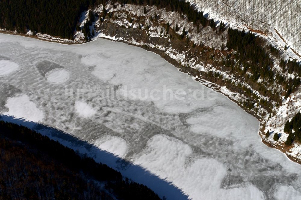 Schleusegrund aus der Vogelperspektive: Winterlich mit Schnee bedeckte Landschaft an der Talsperre am Schleusegrund im Bundesland Thüringen