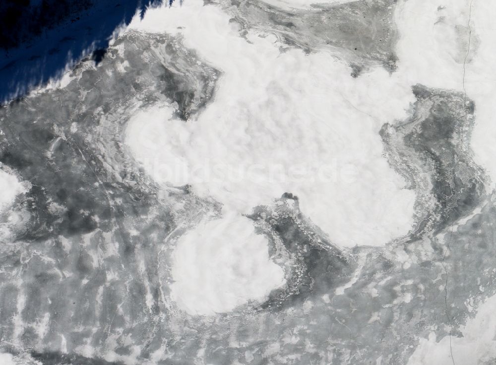 Luftaufnahme Schleusegrund - Winterlich mit Schnee bedeckte Landschaft an der Talsperre am Schleusegrund im Bundesland Thüringen